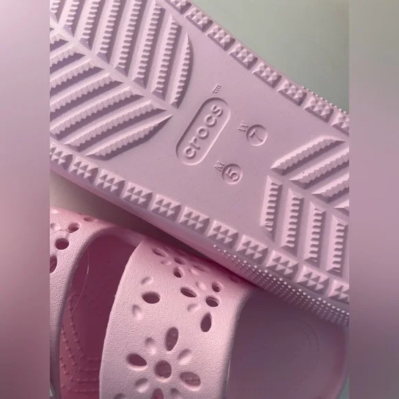 Crocs/NWT Classic Floral Cutout Sandal Sz 7W - Picture 6 of 6